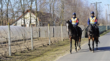 una patrulla cerca de la frontera Hungría decide cerrar su frontera con Serbia